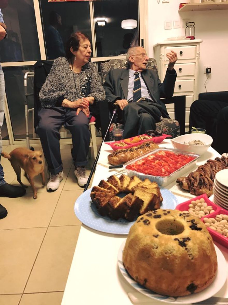 92-Year-Old Man Dyes Wife's Hair Amid Lockdown As She Can't Go To The Salon