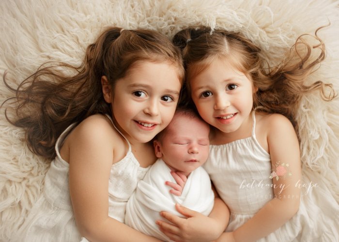 I Photograph Newborn Babies And Their Siblings