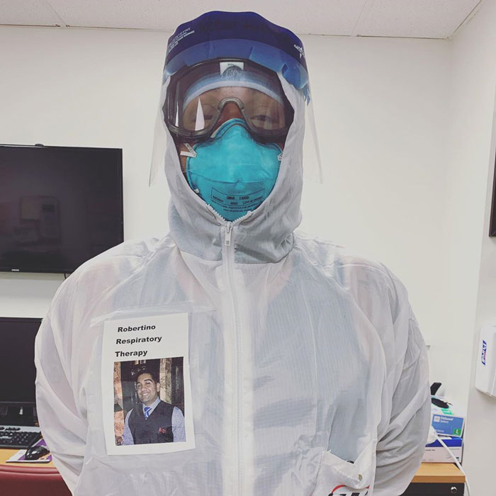 US Doctors Paste Photos Of Them Smiling On Their Protective Suits To Reassure COVID-19 Patients US Doctors Paste Photos Of Them Smiling On Their Protective Suits To Reassure COVID-19 Patients