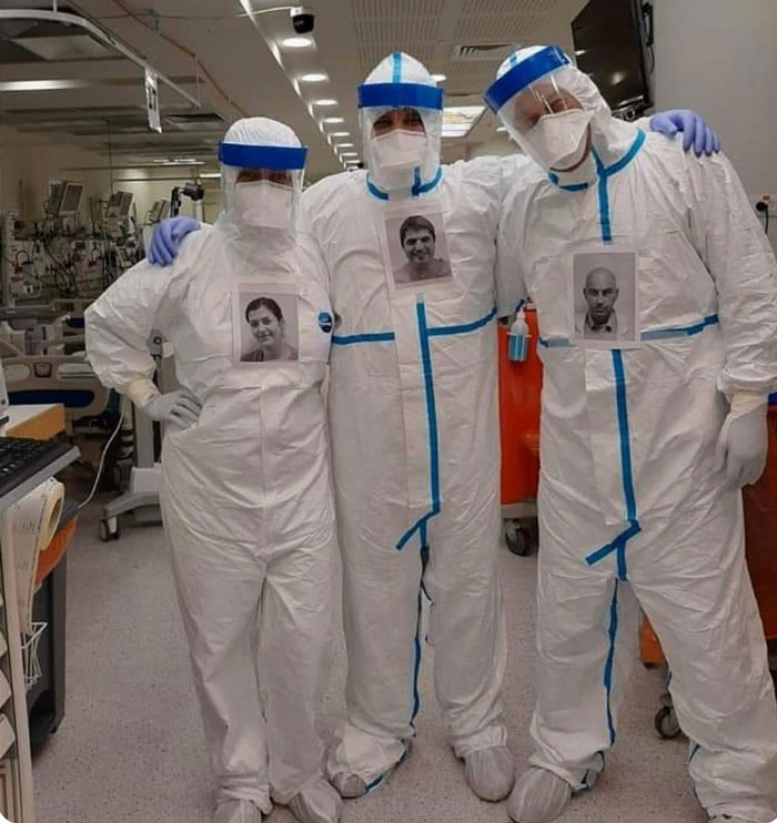 US Doctors Paste Photos Of Them Smiling On Their Protective Suits To Reassure COVID-19 Patients US Doctors Paste Photos Of Them Smiling On Their Protective Suits To Reassure COVID-19 Patients