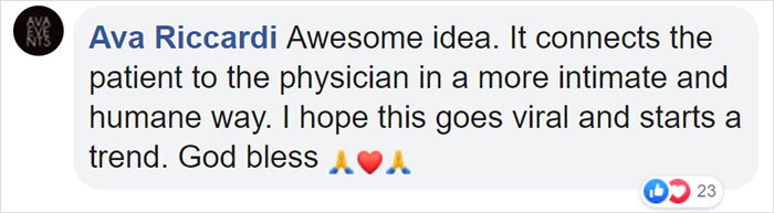 US Doctors Paste Photos Of Them Smiling On Their Protective Suits To Reassure COVID-19 Patients US Doctors Paste Photos Of Them Smiling On Their Protective Suits To Reassure COVID-19 Patients