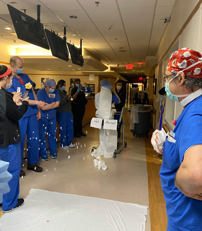Residents Exchange Vows In Front Of Hospital Staff After Their Wedding Gets Canceled Due To Coronavirus Residents Exchange Vows In Front Of Hospital Staff After Their Wedding Gets Canceled Due To Coronavirus