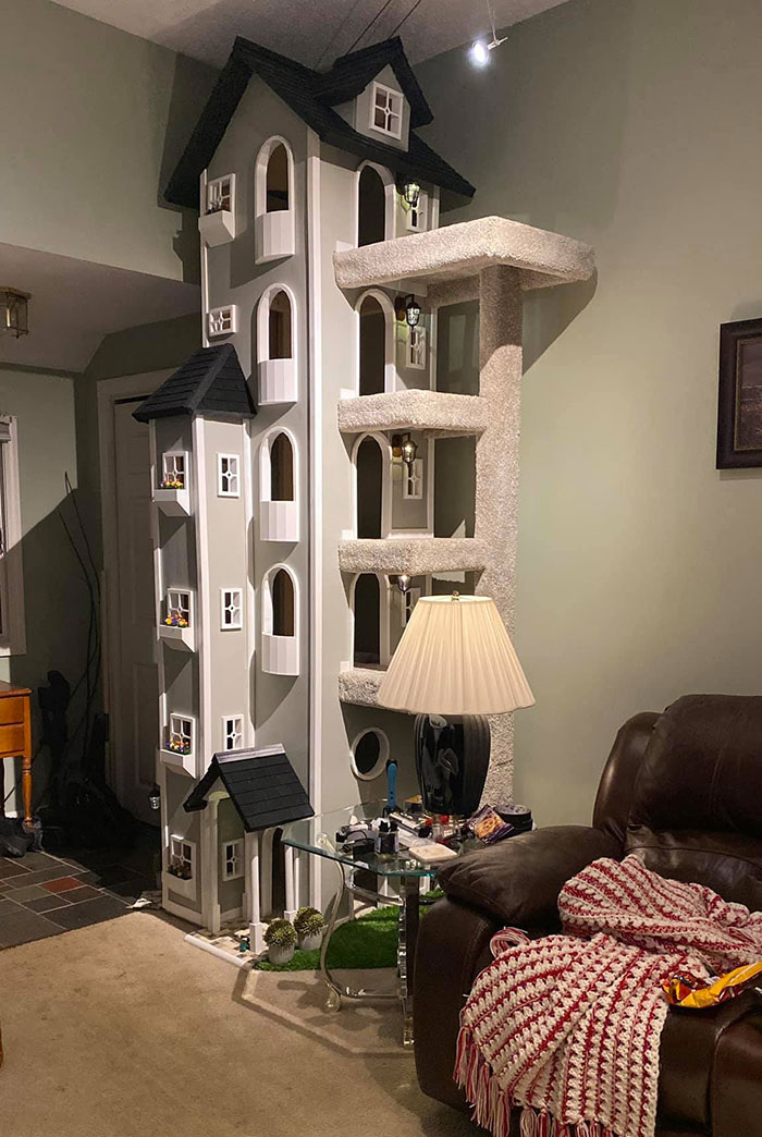 Man Builds Two Kitty Towers For His Cats And So Many People Want It, He's Gonna Start Selling The Building Plans Man Builds Two Kitty Towers For His Cats And So Many People Want It, He's Gonna Start Selling The Building Plans