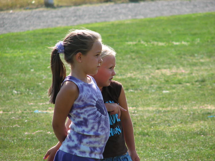 Two Little Girls Sit 6 Feet Apart Yelling Compliments To Strangers, Dad Documents It In A Hilarious Twitter Thread