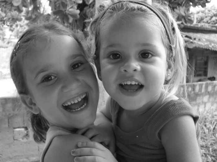 Two Little Girls Sit 6 Feet Apart Yelling Compliments To Strangers, Dad Documents It In A Hilarious Twitter Thread Two Little Girls Sit 6 Feet Apart Yelling Compliments To Strangers, Dad Documents It In A Hilarious Twitter Thread