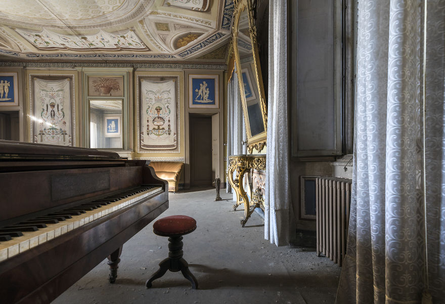 I Photographed Forgotten Pianos In Abandoned Places