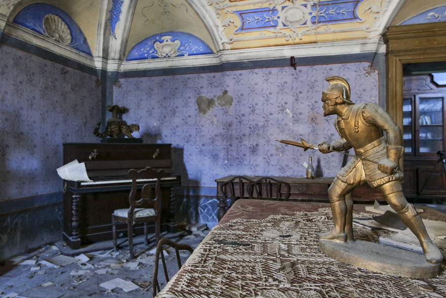 I Photographed Forgotten Pianos In Abandoned Places