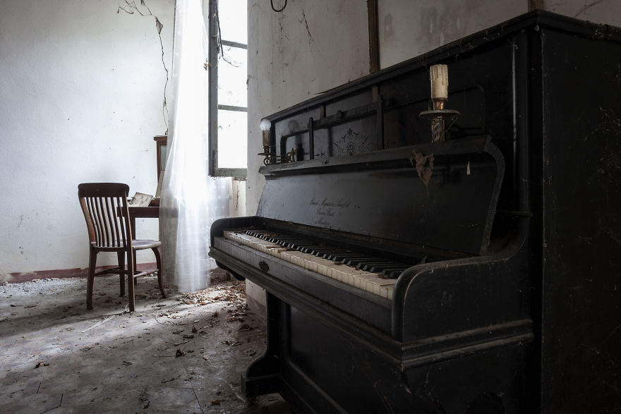 I Photographed Forgotten Pianos In Abandoned Places