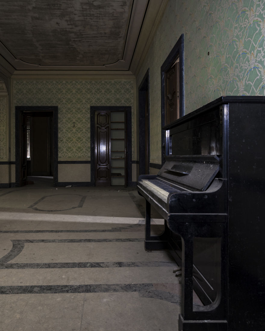 I Photographed Forgotten Pianos In Abandoned Places