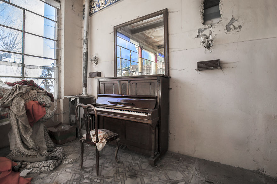 I Photographed Forgotten Pianos In Abandoned Places