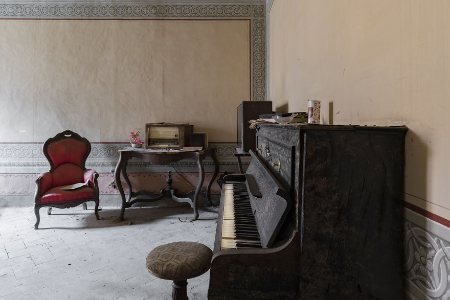 I Photographed Forgotten Pianos In Abandoned Places
