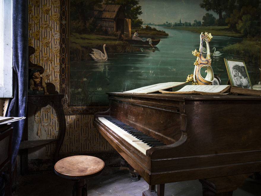 I Photographed Forgotten Pianos In Abandoned Places
