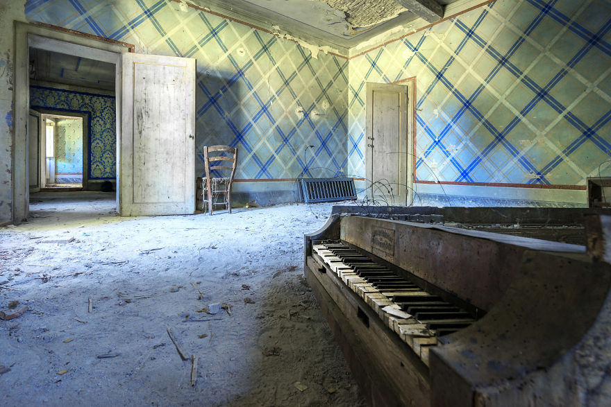 I Photographed Forgotten Pianos In Abandoned Places