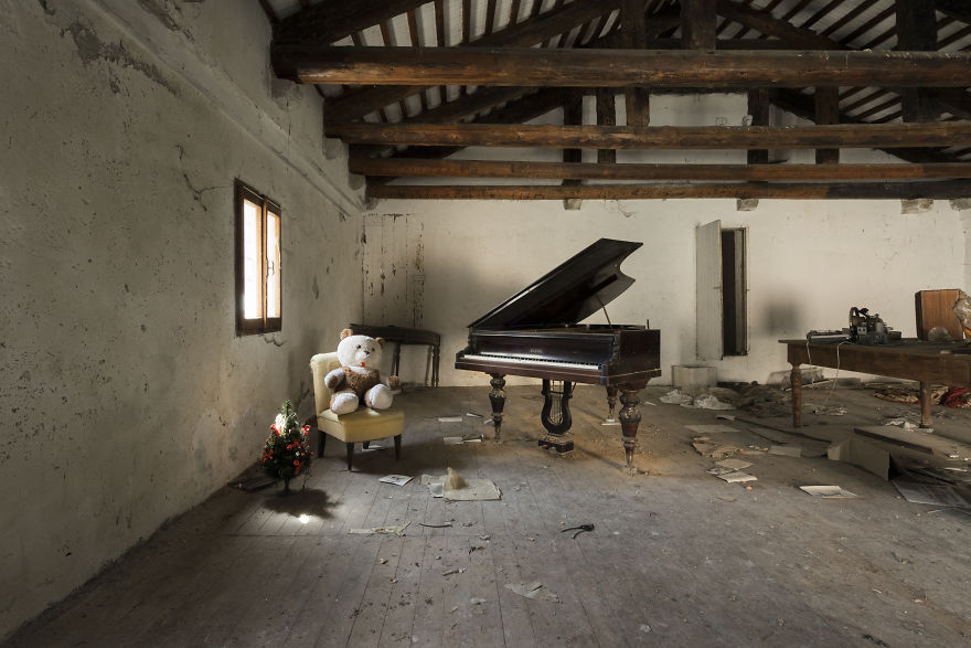 I Photographed Forgotten Pianos In Abandoned Places