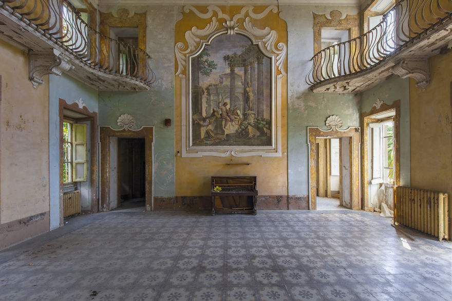 I Photographed Forgotten Pianos In Abandoned Places