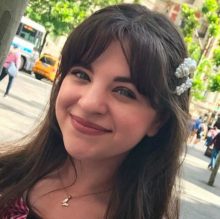 Girl Gives Guy A Fake Number, He Ends Up Going On A Date With A Gorgeous Actress After Texting Her By Accident