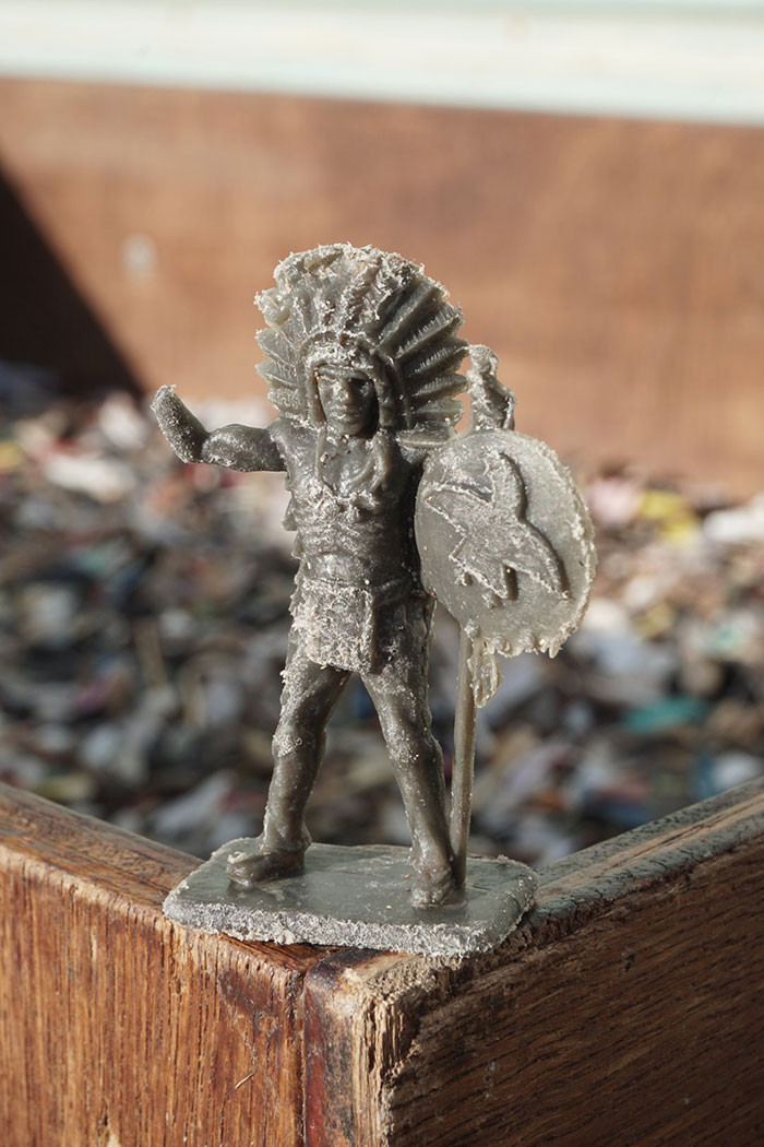 Man Takes Home 551lbs Of Trash From The Beach, Sorts It Out In His Backyard And Shares Interesting Finds