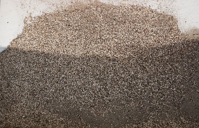 Man Takes Home 551lbs Of Trash From The Beach, Sorts It Out In His Backyard And Shares Interesting Finds Man Takes Home 551lbs Of Trash From The Beach, Sorts It Out In His Backyard And Shares Interesting Finds