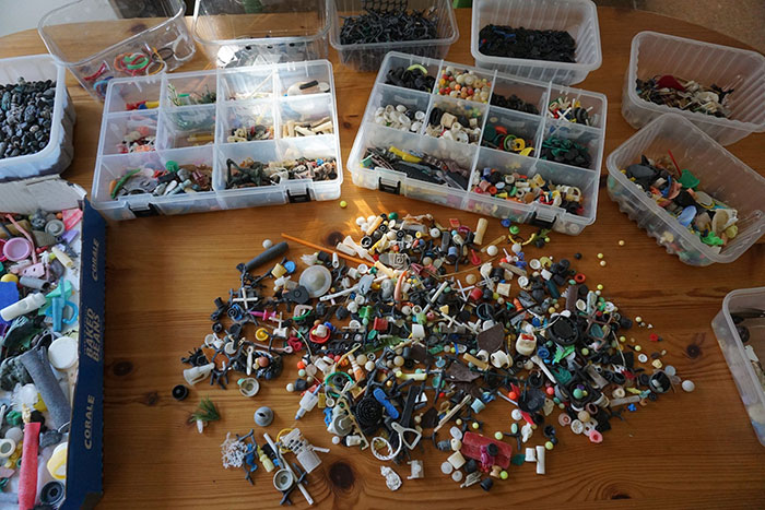 Man Takes Home 551lbs Of Trash From The Beach, Sorts It Out In His Backyard And Shares Interesting Finds Man Takes Home 551lbs Of Trash From The Beach, Sorts It Out In His Backyard And Shares Interesting Finds