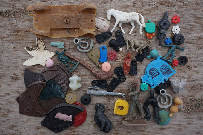 Man Takes Home 551lbs Of Trash From The Beach, Sorts It Out In His Backyard And Shares Interesting Finds