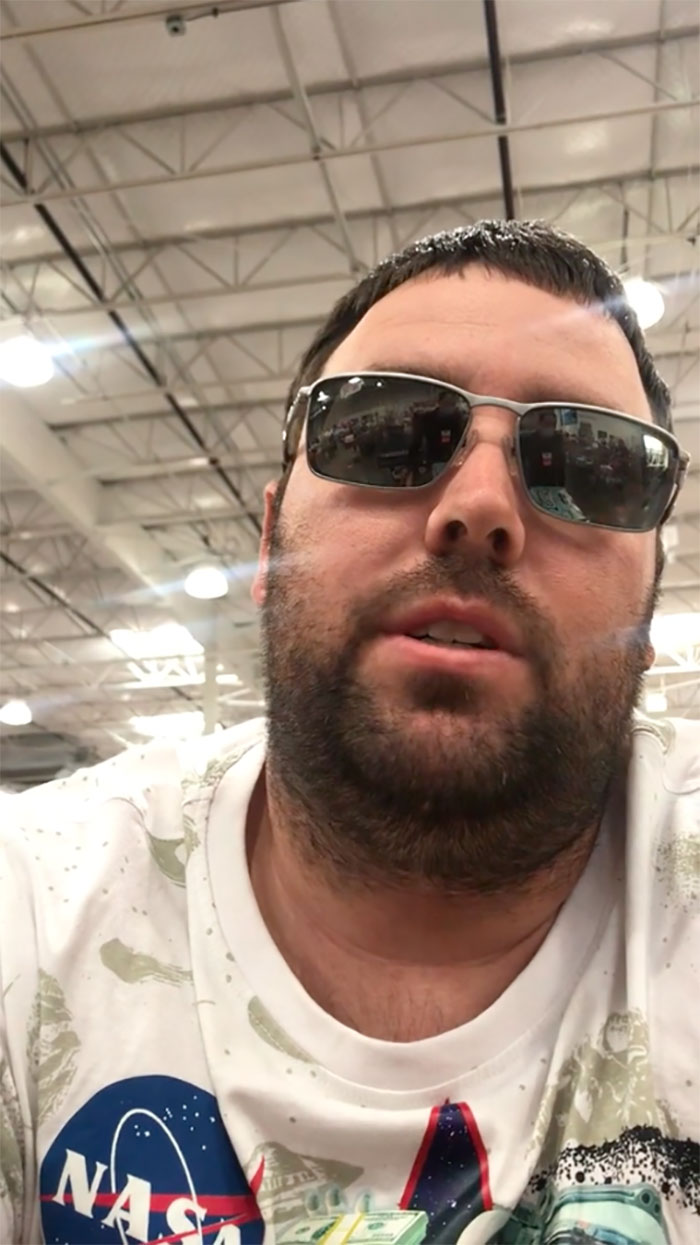 Idiot Films Costco Employee Kicking Him Out For Not Wearing A Mask, People Are On The Employee's Side