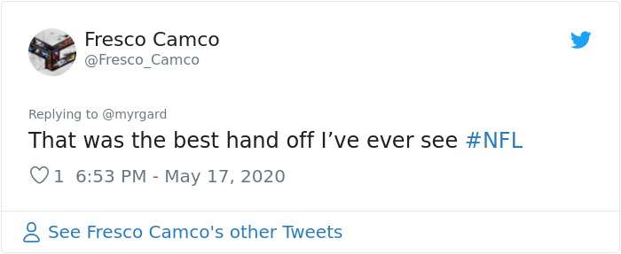 Photographer Captured Two Northern Harriers Exchanging Prey Mid-Air Photographer Captured Two Northern Harriers Exchanging Prey Mid-Air