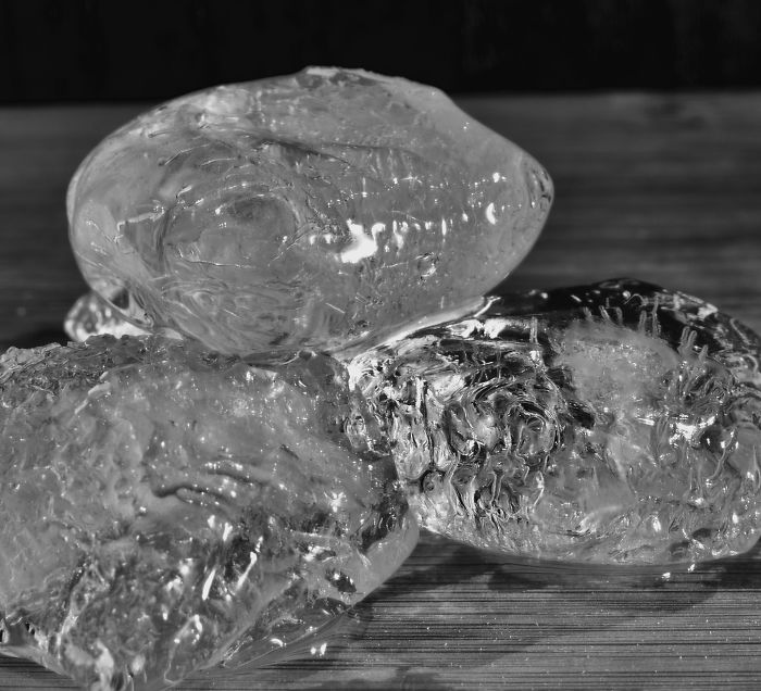 Guy Finds A Brilliant Yet Simple Way To Prevent His GF's Panic Attacks - By Putting An Ice Cube Into Her Mouth