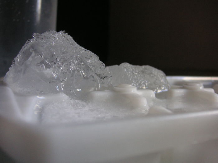 Guy Finds A Brilliant Yet Simple Way To Prevent His GF's Panic Attacks - By Putting An Ice Cube Into Her Mouth