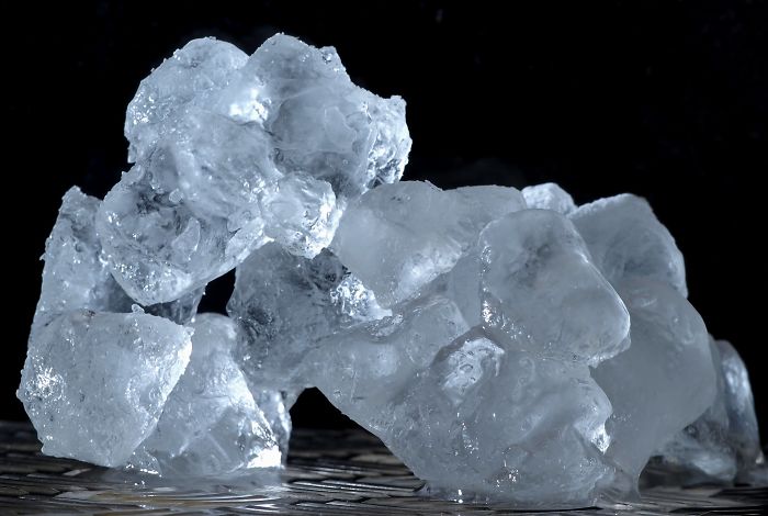 Guy Finds A Brilliant Yet Simple Way To Prevent His GF's Panic Attacks - By Putting An Ice Cube Into Her Mouth