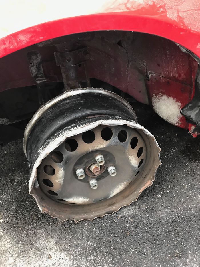 My Sister Drove Her Entire Way To Work Like This, And She Had To Call Our Dad To Find Out What Was Wrong With Her Car