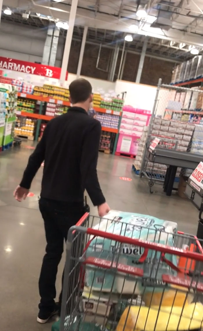 Idiot Films Costco Employee Kicking Him Out For Not Wearing A Mask, People Are On The Employee's Side Idiot Films Costco Employee Kicking Him Out For Not Wearing A Mask, People Are On The Employee's Side