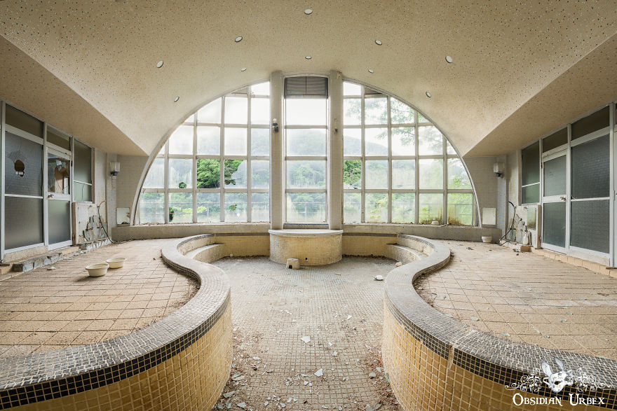 I Explored A Spa In Japan Abandoned Since The 1990s (12 Pics) I Explored A Spa In Japan Abandoned Since The 1990s (12 Pics)