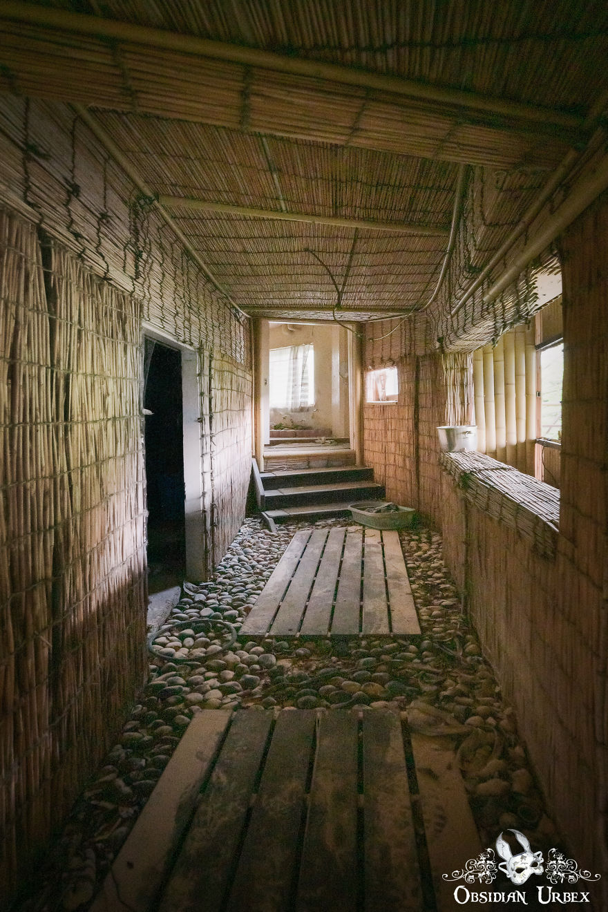 I Explored A Spa In Japan Abandoned Since The 1990s (12 Pics)