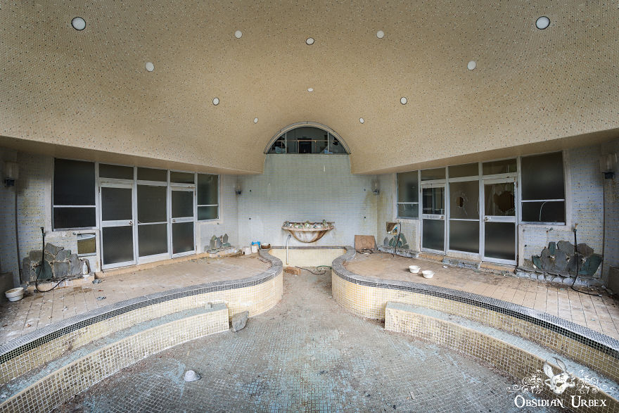 I Explored A Spa In Japan Abandoned Since The 1990s (12 Pics)