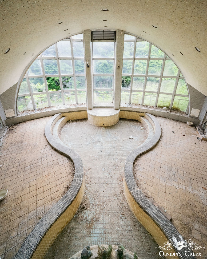 I Explored A Spa In Japan Abandoned Since The 1990s (12 Pics)