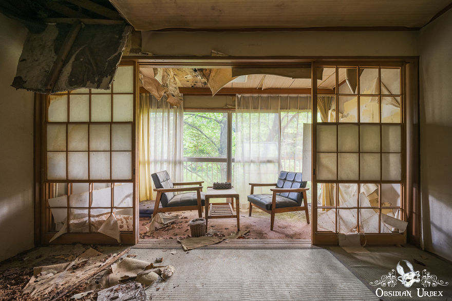 I Explored A Spa In Japan Abandoned Since The 1990s (12 Pics)