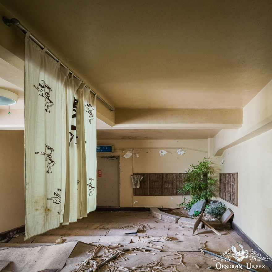 I Explored A Spa In Japan Abandoned Since The 1990s (12 Pics) I Explored A Spa In Japan Abandoned Since The 1990s (12 Pics)