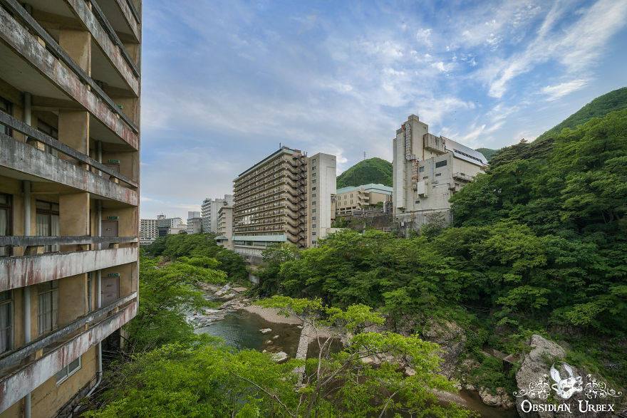 I Explored A Spa In Japan Abandoned Since The 1990s (12 Pics)