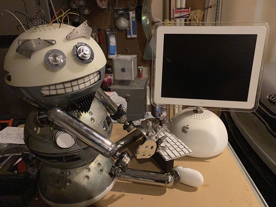 Say Hello To M8 And Rivvit!