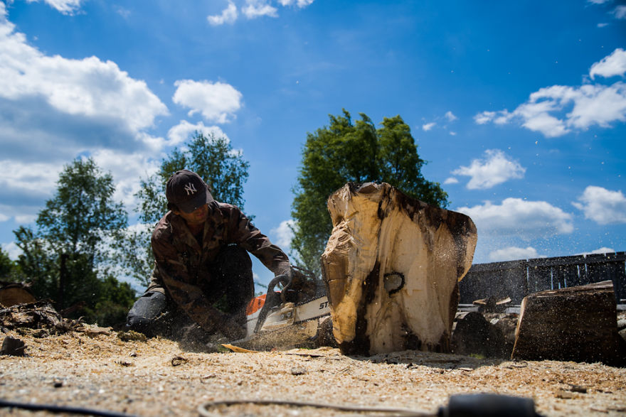 Inovative Furniture Design Or Artistic Masterpiece? These Artists Create Amazing Functional Sculptures Out Of Single Trunk By Chainsaw Carving! Inovative Furniture Design Or Artistic Masterpiece? These Artists Create Amazing Functional Sculptures Out Of Single Trunk By Chainsaw Carving!