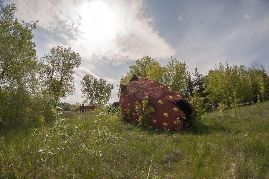 We Captured This Huge, Abandoned Strawberry Twice - In The Springtime And In The Wintertime. The Difference Is Significant! (10 Pictures)