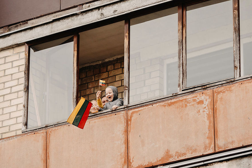 Kaunas' Courtyards Transform Into Stages As Various Artists Perform For Quarantined People Kaunas' Courtyards Transform Into Stages As Various Artists Perform For Quarantined People