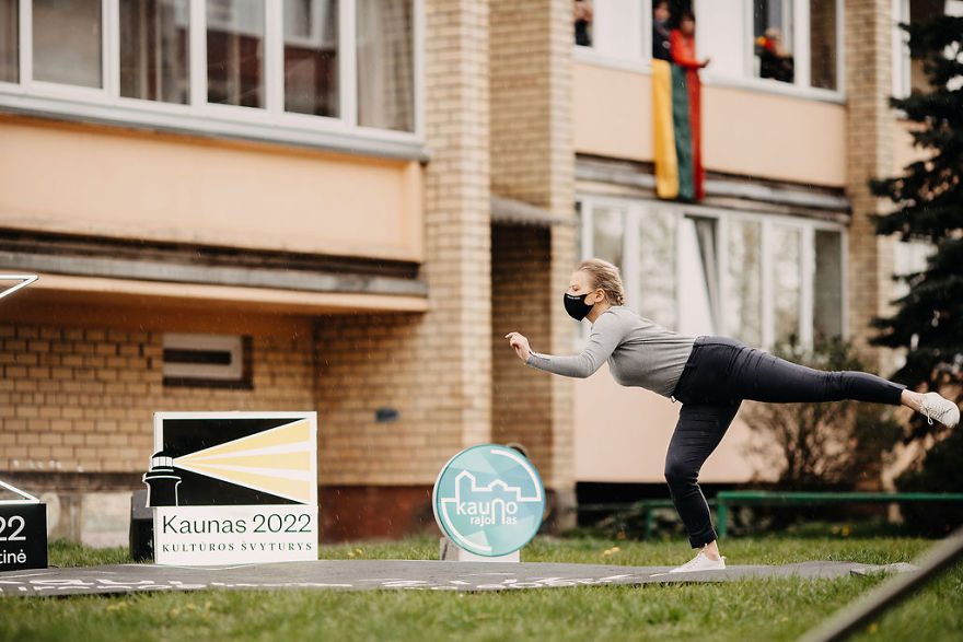 Kaunas' Courtyards Transform Into Stages As Various Artists Perform For Quarantined People Kaunas' Courtyards Transform Into Stages As Various Artists Perform For Quarantined People
