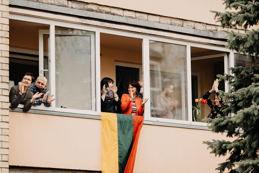 Kaunas' Courtyards Transform Into Stages As Various Artists Perform For Quarantined People Kaunas' Courtyards Transform Into Stages As Various Artists Perform For Quarantined People