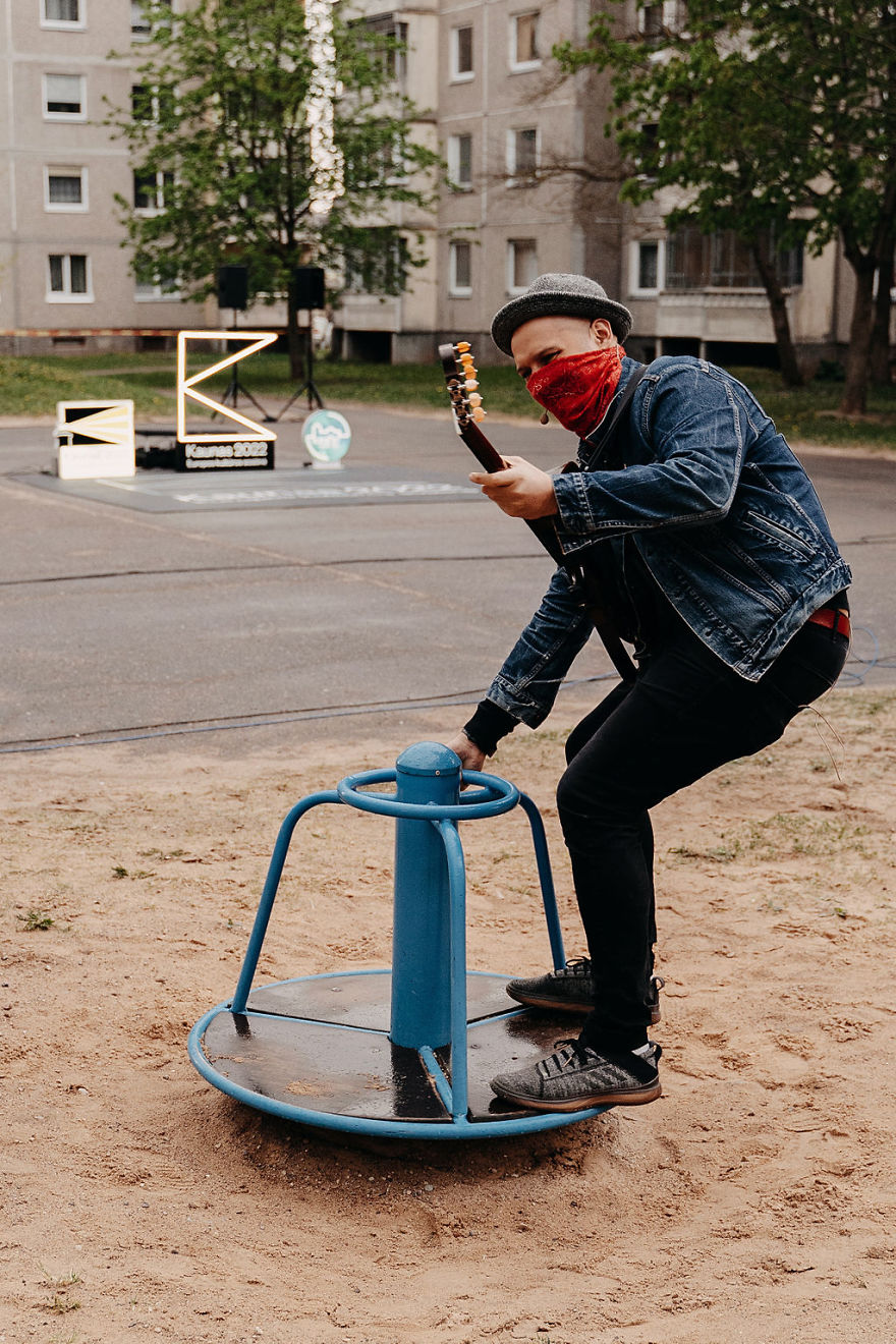 Kaunas' Courtyards Transform Into Stages As Various Artists Perform For Quarantined People Kaunas' Courtyards Transform Into Stages As Various Artists Perform For Quarantined People