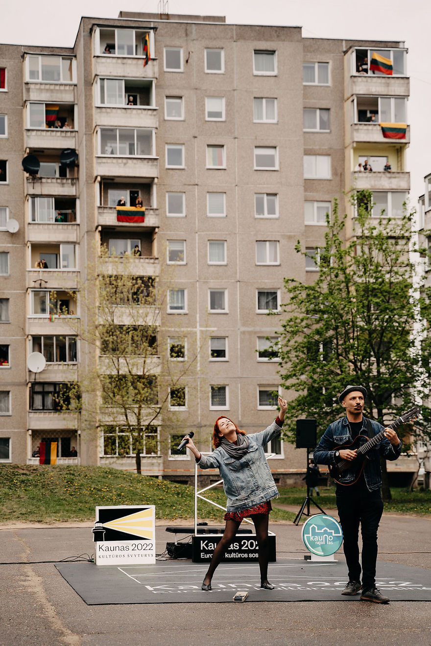 Kaunas' Courtyards Transform Into Stages As Various Artists Perform For Quarantined People Kaunas' Courtyards Transform Into Stages As Various Artists Perform For Quarantined People