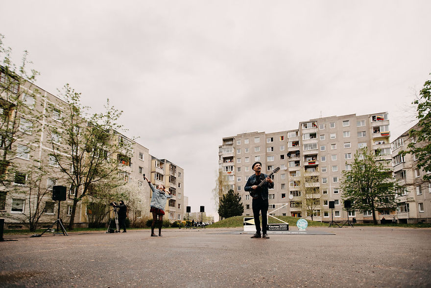 Kaunas' Courtyards Transform Into Stages As Various Artists Perform For Quarantined People Kaunas' Courtyards Transform Into Stages As Various Artists Perform For Quarantined People