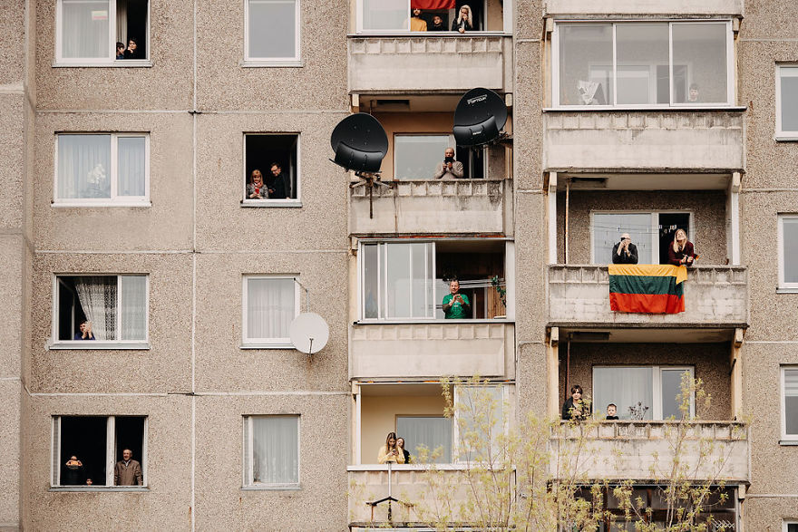 Kaunas' Courtyards Transform Into Stages As Various Artists Perform For Quarantined People Kaunas' Courtyards Transform Into Stages As Various Artists Perform For Quarantined People