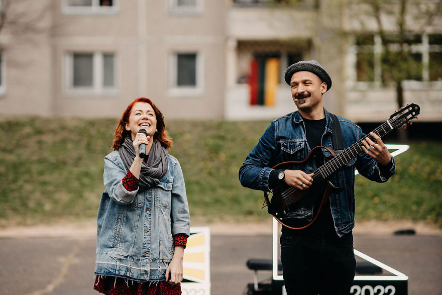 Kaunas' Courtyards Transform Into Stages As Various Artists Perform For Quarantined People Kaunas' Courtyards Transform Into Stages As Various Artists Perform For Quarantined People