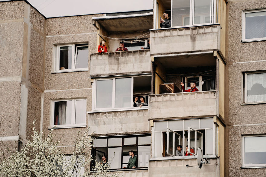 Kaunas' Courtyards Transform Into Stages As Various Artists Perform For Quarantined People Kaunas' Courtyards Transform Into Stages As Various Artists Perform For Quarantined People